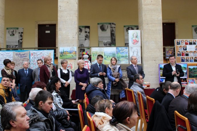 В Ужгороді відкрилась виставка робіт особливих закарпатців – 03