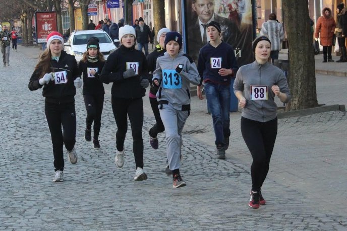 Мукачівці влаштували вулицями міста новорічний забіг – 07