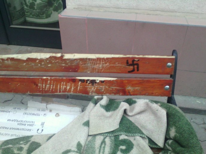 "Народні люстратори" поламали в центрі Ужгорода лавиці, а палатку "завалили" сміттям – 11