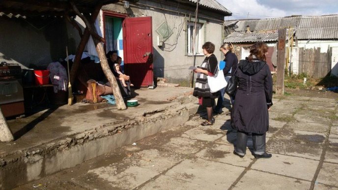 У Мукачеві соцінспектори навідалися у ромський табір – 06 У Мукачеві соцінспектори навідалися у ромський табір – 06