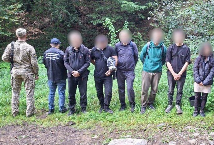 Прикордонники затримали 5 чоловіків і 24-річну дівчину – 01 Прикордонники затримали групу осіб