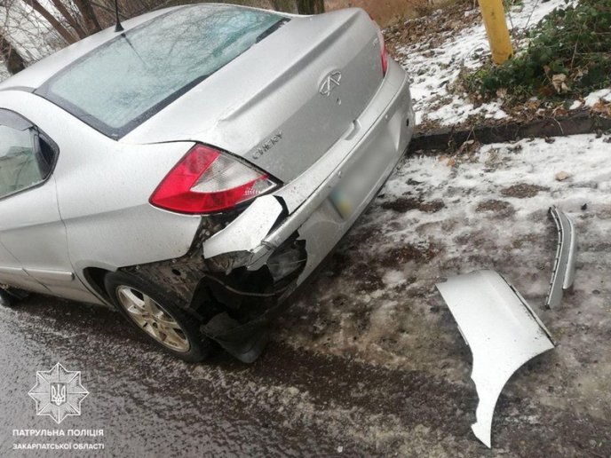 За півдня в Ужгороді і Мукачеві зафіксували 14 аварій – 13