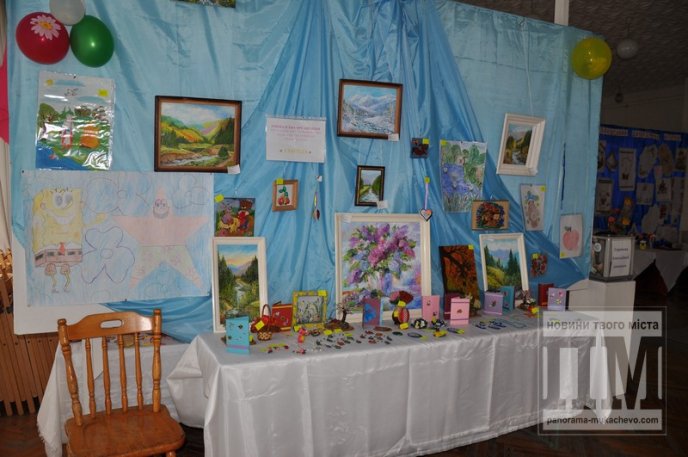 У Мукачеві проходить виставка-продаж творчих робіт людей із особливими потребами (ФОТОРЕПОРТАЖ) – 05