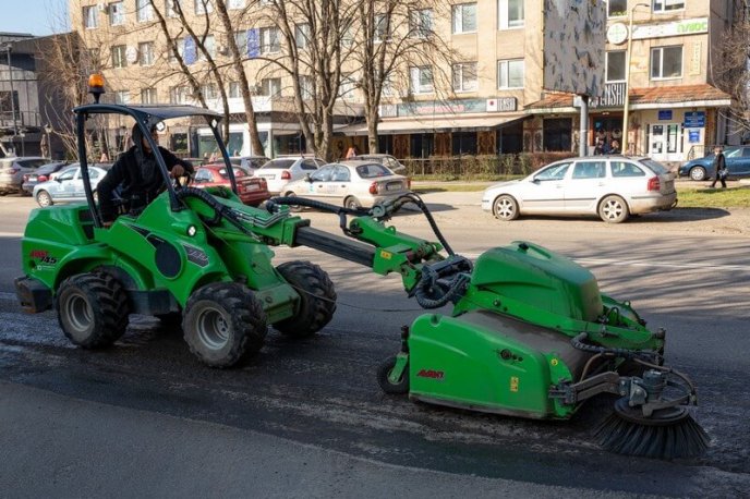 Ужгород прибирають після зими – 06