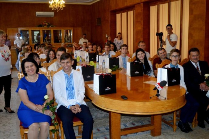 У Закарпатській ОДА відзначили найуспішніших випускників краю – 01