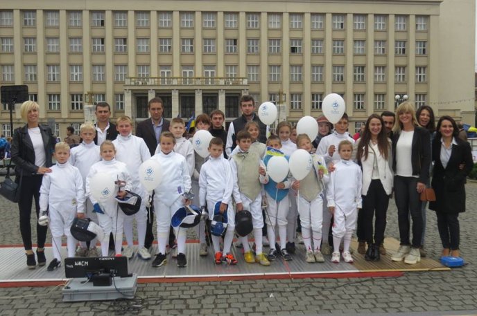 День фізичної культури та спорту відзначили в Ужгороді спортивним парадом – 08