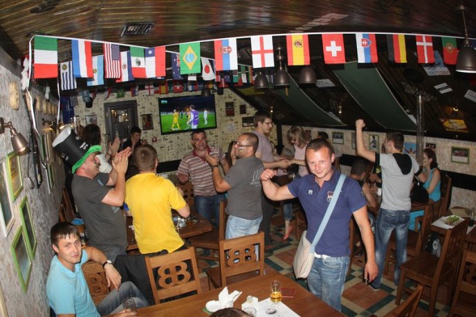 Мукачівці святкували перемогу збірної України до самого ранку (ФОТОРЕПОРТАЖ) – 07