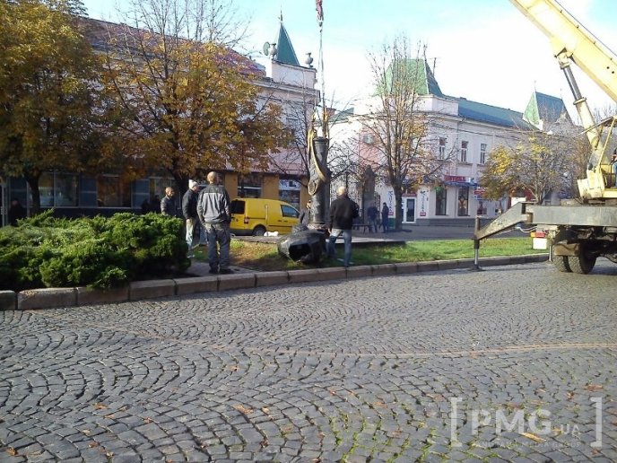 У центрі Мукачева демонтовують пам’ятник Мігаю Мункачі – 02