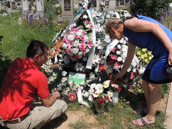 У річницю з Дня смерті бійця АТО Роланда Поповича у Берегові провели панахиду – 09