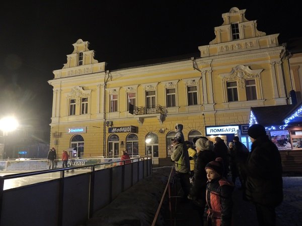 Ковзанка, тематична музика, шампанське та глінтвейн: як берегівчани зустрічали Новий рік – 03