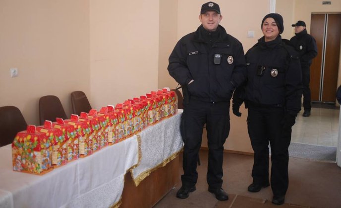 До юних пацієнтів Ужгородської міської лікарні завітали патрульні поліцейські – 02 До юних пацієнтів Ужгородської міської лікарні завітали патрульні поліцейські – 02