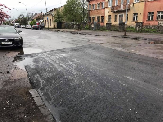 Люди вже сміються: в Ужгороді із початком дощу почали асфальтувати дорогу – 08