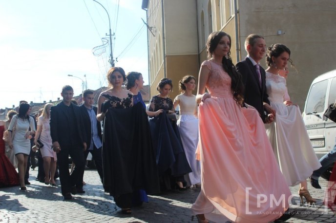 Випускники загальноосвітніх шкіл Мукачева пройшли ходою по місту  – 12