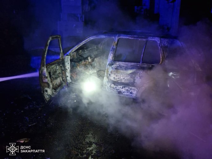 У селі на Рахівщині вщент згорів автомобіль – 01 На Рахівщині згоріло авто
