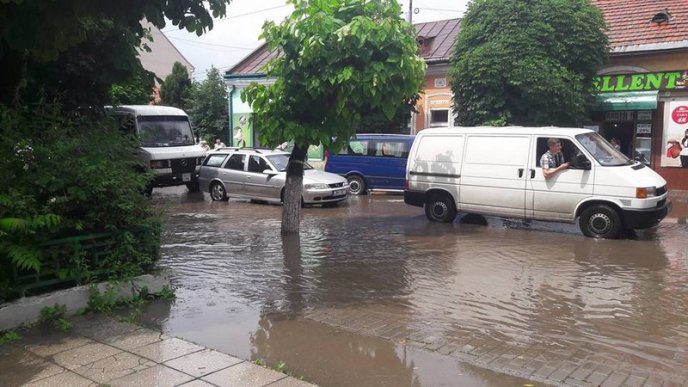 Закарпатське місто після дощу перетворилося на Венецію – 01