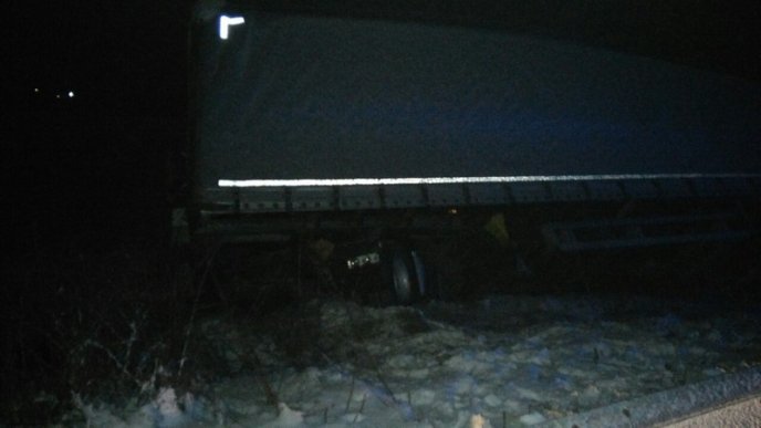 На трасі "Київ-Чоп" біля Сваляви вантажівка злетіла з дороги у кювет – 06