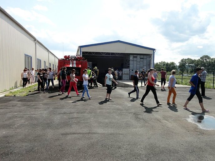 Іршавські вогнеборці відпрацювали навички гасіння пожежі на підприємстві – 04 Іршавські вогнеборці відпрацювали навички гасіння пожежі на підприємстві – 04