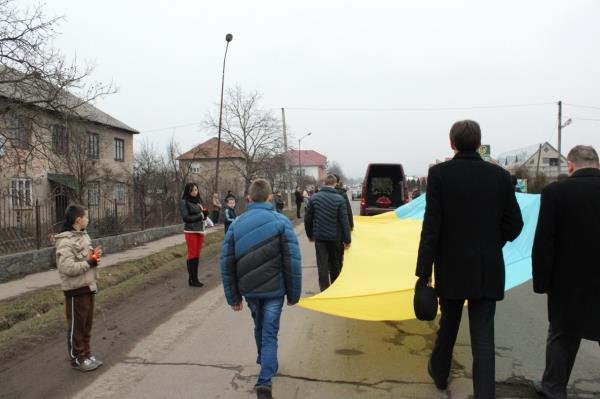 На колінах зі сльозами на очах полеглого "кіборга" зустріли мешканці рідної Ільниці (ФОТО) – 15