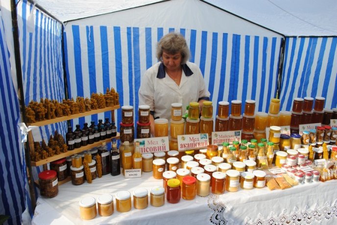 Пасічники з усієї України з’їхались на медову ярмарку в Мукачево (ФОТО) – 05