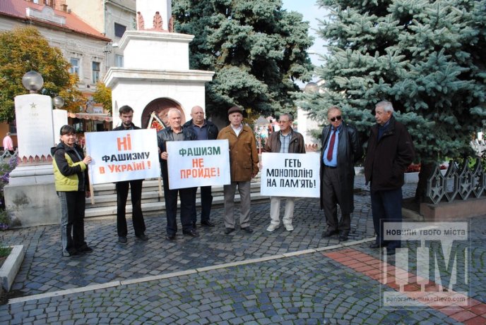 Десяток активістів в центрі Мукачева протестували проти фашизму (ФОТО) – 06
