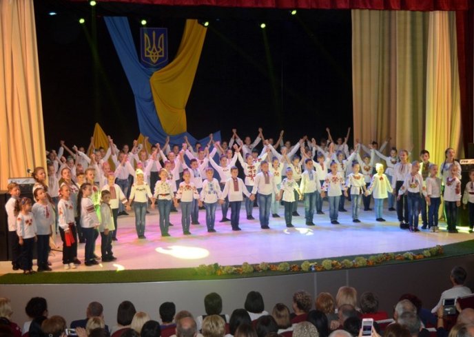 Геннадій Москаль відзначив ужгородську вчительку "Золотим ведмедиком" – 03