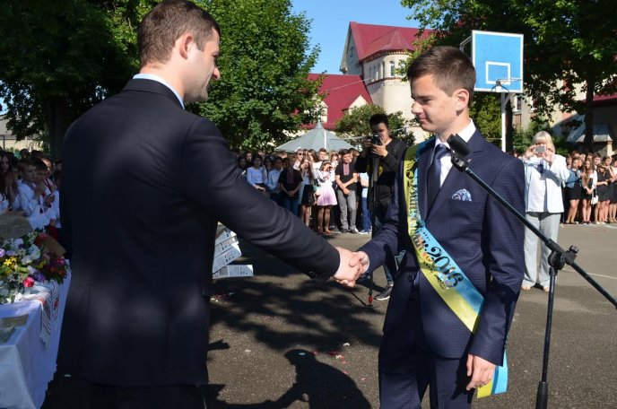 Для випускників мукачівської гімназії востаннє пролунав шкільний дзвоник – 01