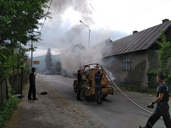 Посеред дороги загорівся каток – 02