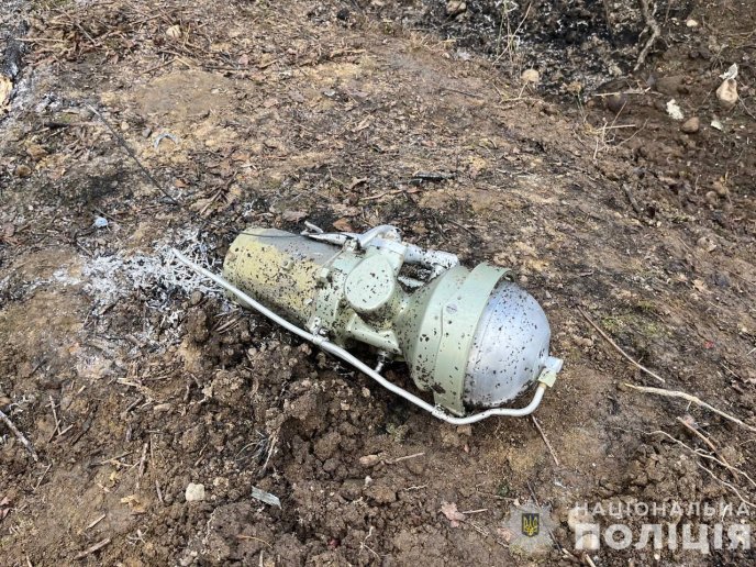 Вибухотехніки показали, як знешкодили залишки російської ракети на Мукачівщині – 04