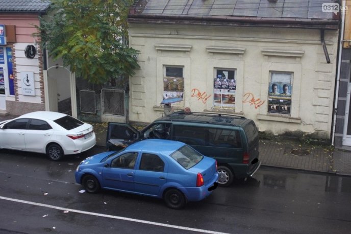 В Ужгороді легковик врізався у мікроавтобус – 03 В Ужгороді легковик врізався у мікроавтобус – 03