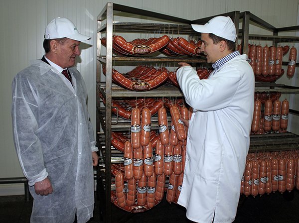 Олександру Ледиді показали як на Мукачівщині ковбаси роблять (ФОТО) – 04