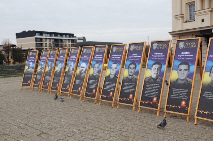 36 портретів загиблих військових розмістили на вуличній інсталяції в Ужгороді – 02