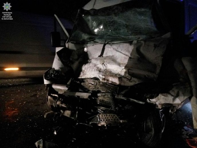 З’явились моторошні фото з місця зіткнення мікроавтобусу та автобусу – 04