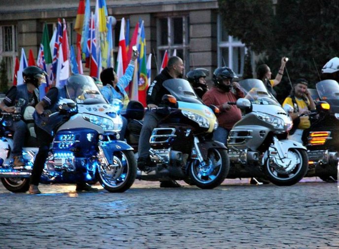 В Ужгороді байкери з різних країн Європи влаштували світлове шоу – 01
