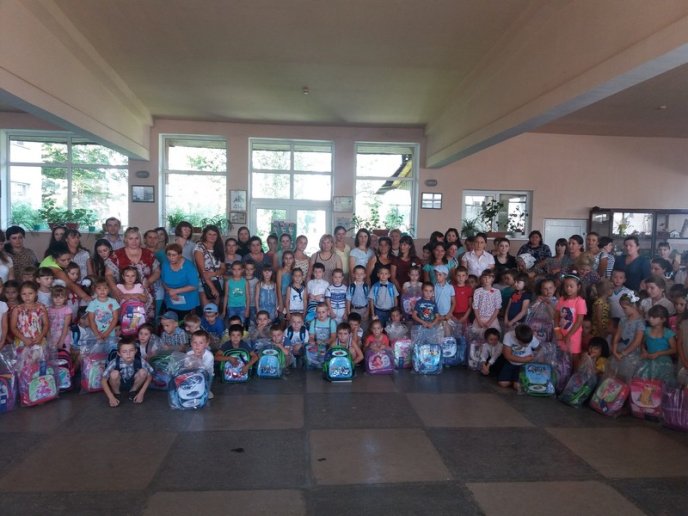 В рамках благодійної акції до Дня знань нові ранці отримали близько 3800 першокласників Тячівщини та Рахівщини – 01 В рамках благодійної акції до Дня знань нові ранці отримали близько 3800 першокласників Тячівщини та Рахівщини – 01