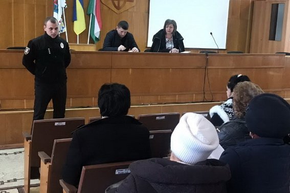 Якщо дитина впродовж 10 днів не з’являється у школі, то до батьків навідається поліція – 01