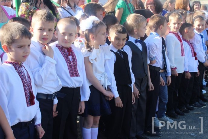 У Мукачівській ЗОШ №11 урочисто відзначили свято останнього дзвоника – 06 У Мукачівській ЗОШ №11 урочисто відзначили свято останнього дзвоника – 06