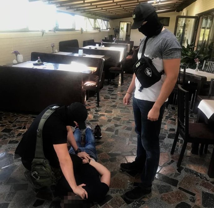 На Закарпатті затримали митника при отриманні хабара – 01