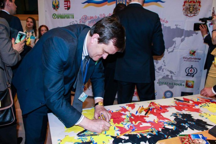 У Брюсселі голова облради Михайло Рівіс приєднався до міжнародного проекту «Діти за мир у всьому світі» – 07