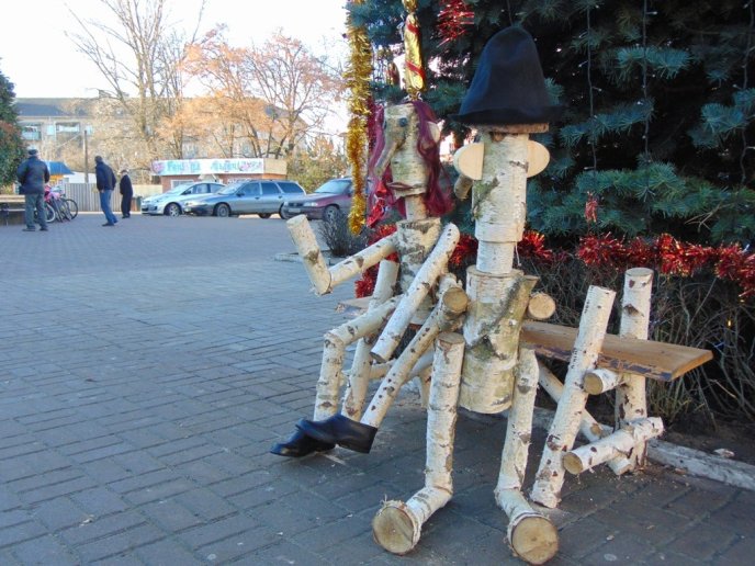 У Чопі під ялинкою встановили чудернацьку дерев’яну скульптуру – 03