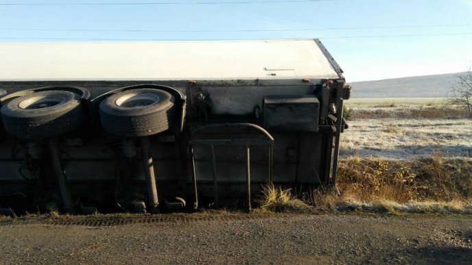 Біля Ужгорода перекинулася вантажівка – 02