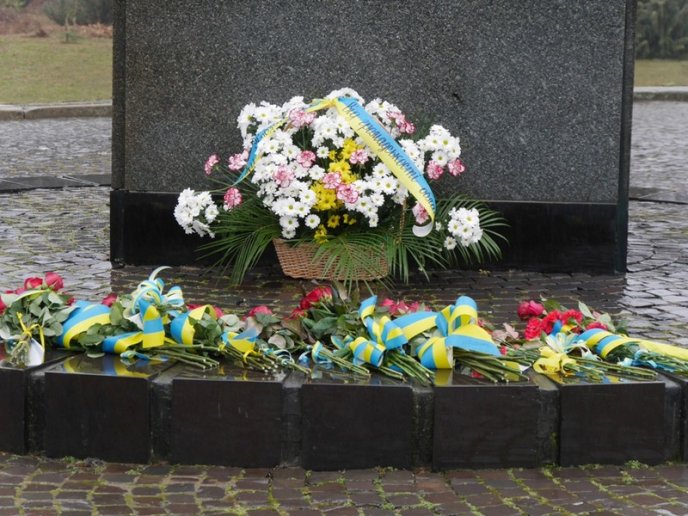 В Ужгороді поклали квіти до пам’ятника Тарасу Шевченку – 06