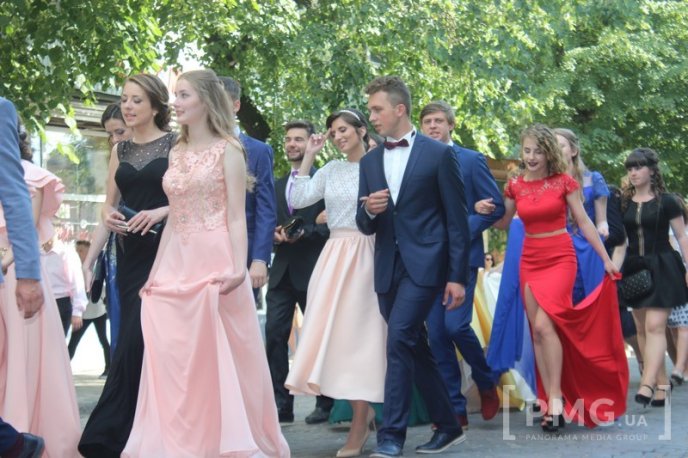 Випускники загальноосвітніх шкіл Мукачева пройшли ходою по місту  – 19