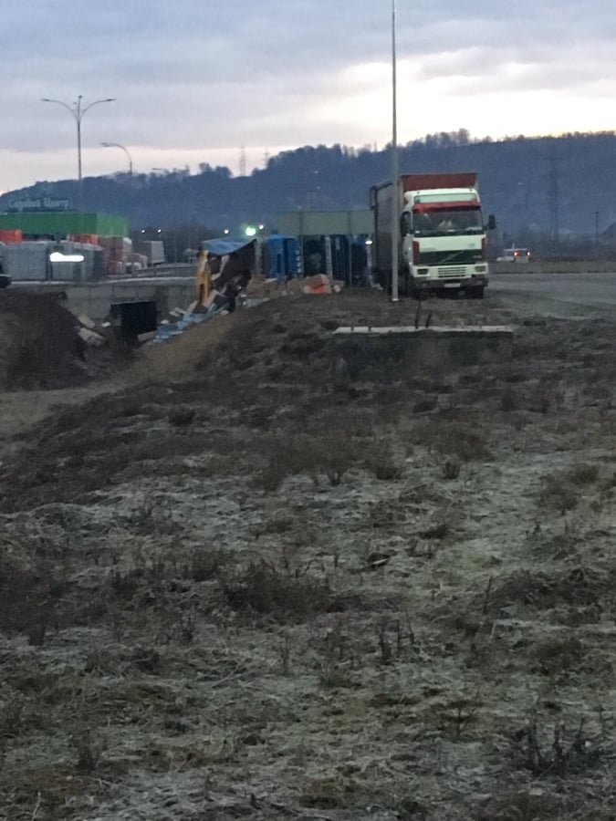 У Мукачеві біля "Епіцентру" перекинулась фура – 01