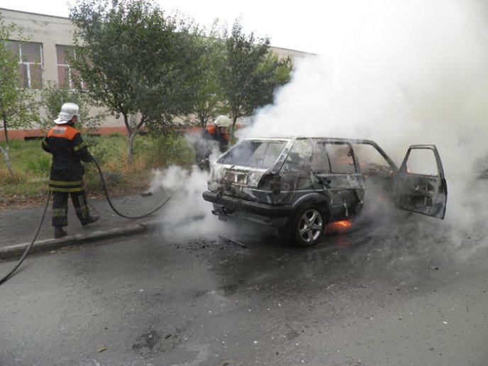 Пожежники поки не знають від чого загорівся в Ужгороді "Volkswagen Golf" – 01