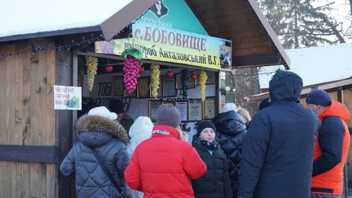 Банош, глінтвейн, бограч, палинка, рулька: чим пригощають на фестивалі "Червене вино 2022" – 02