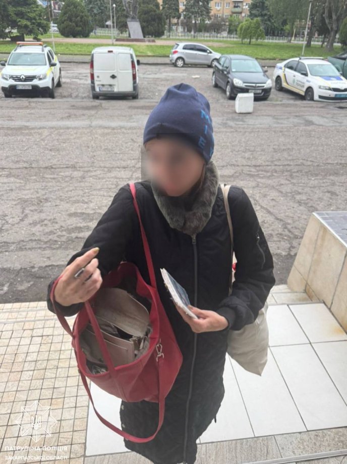 Поліція затримала жінку, яка влаштувала дебош в Ужгороді – 02 Затримана жінка