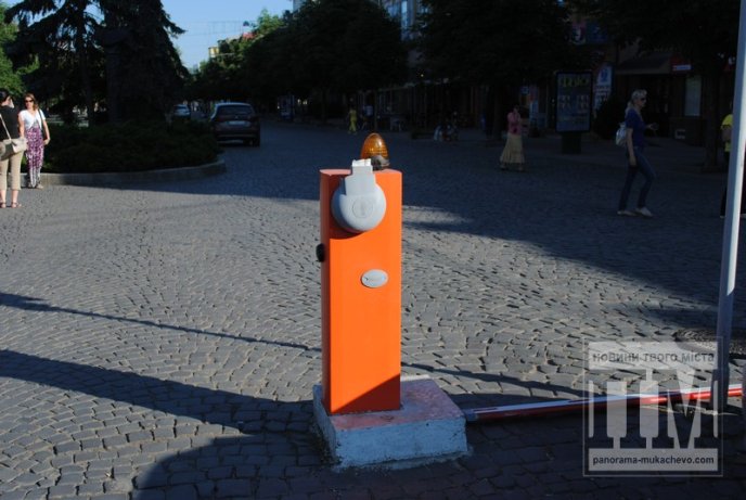Цієї ночі у Мукачеві невідомі відламали шлагбаум, що знаходиться при в’їзді в центральну частину міста (ФОТО) – 05