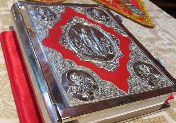 Чоловік пограбував церкву, а потім повернув крадене – 01 Чоловік пограбував церкву, а потім повернув крадене – 01