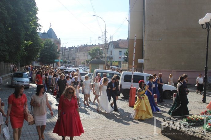 Випускники загальноосвітніх шкіл Мукачева пройшли ходою по місту  – 08
