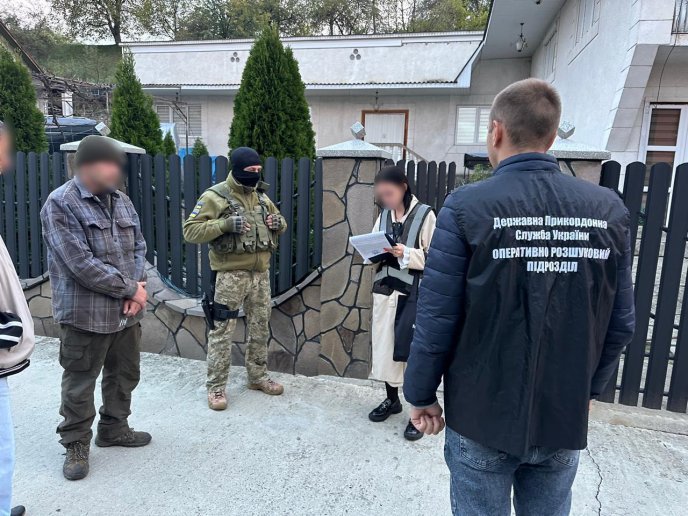 Правоохоронці провели обшуки в осіб, які переправляли чоловіків через кордон – 01